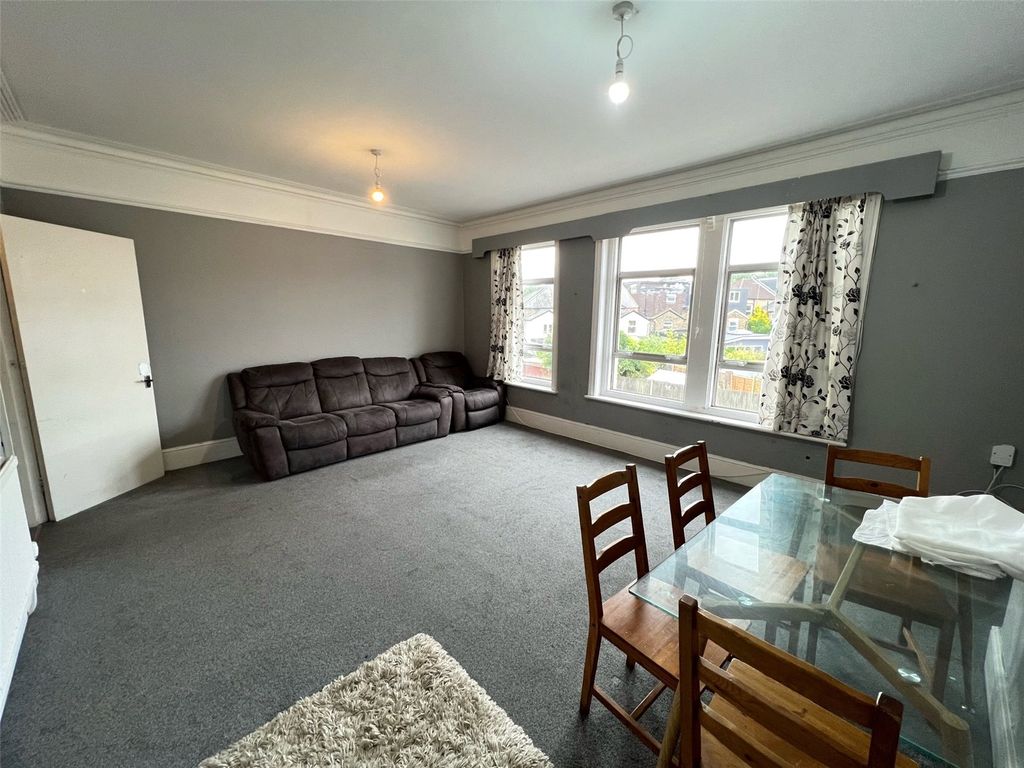 2 bed flat for sale in Potters Road, Barnet EN5, £250,000