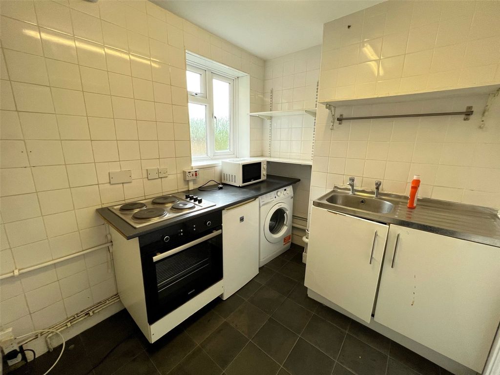 2 bed flat for sale in Potters Road, Barnet EN5, £250,000