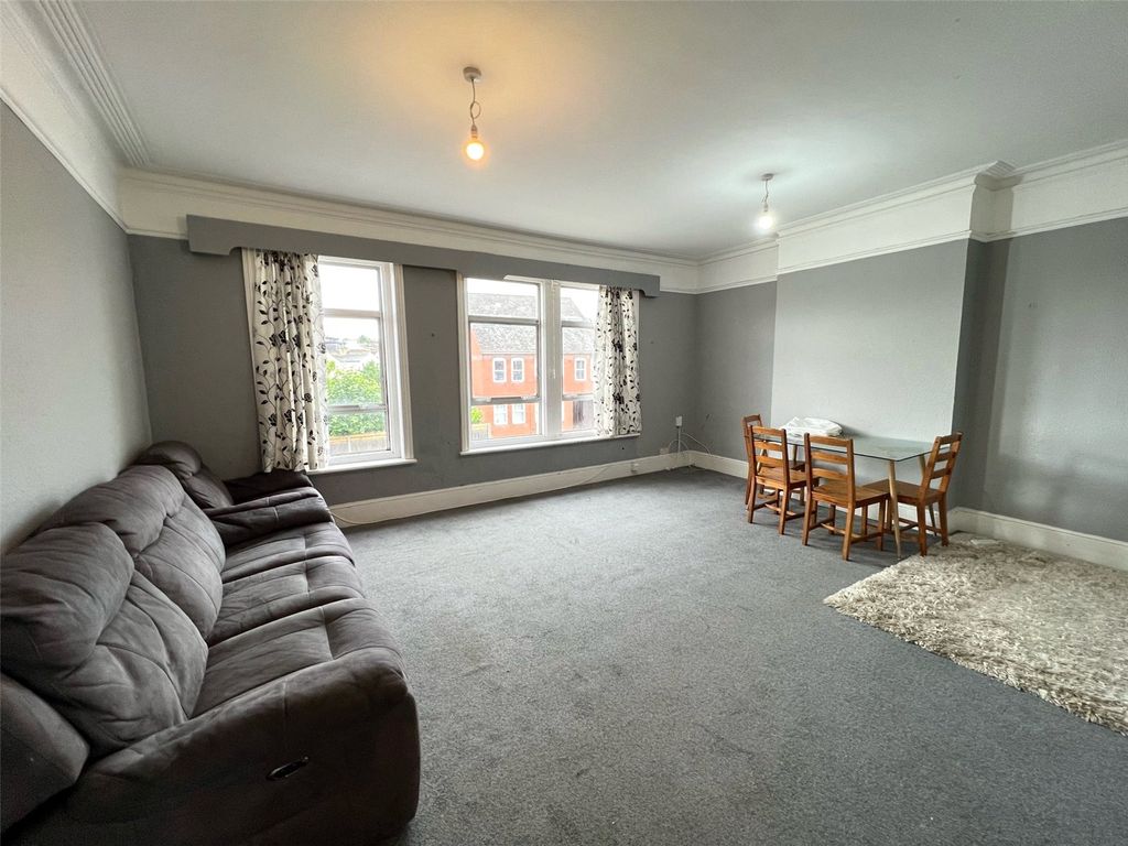 2 bed flat for sale in Potters Road, Barnet EN5, £250,000