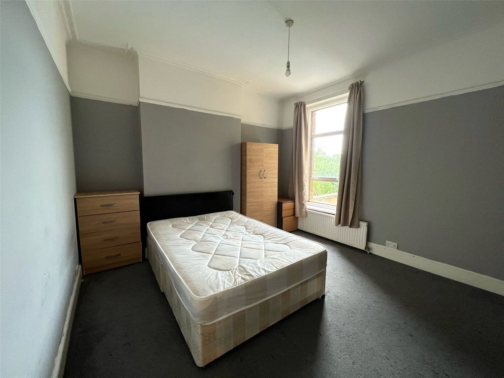 2 bed flat for sale in Potters Road, Barnet EN5, £250,000