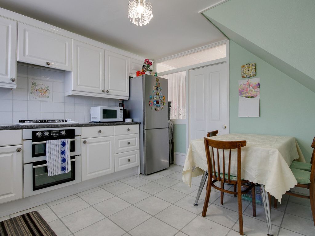 3 bed flat for sale in Ballards Walk, Basildon SS15, £200,000