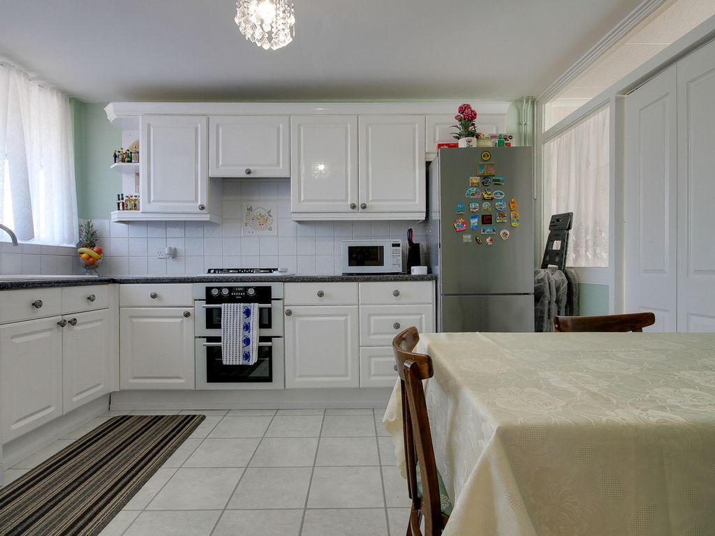 3 bed flat for sale in Ballards Walk, Basildon SS15, £200,000