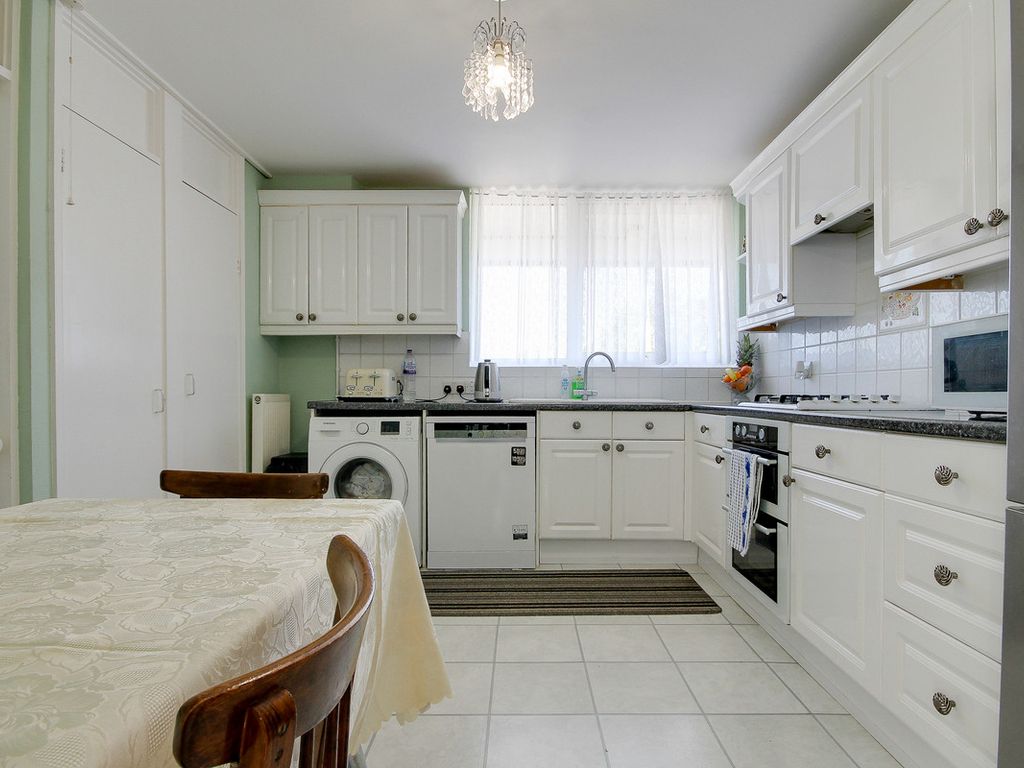 3 bed flat for sale in Ballards Walk, Basildon SS15, £200,000