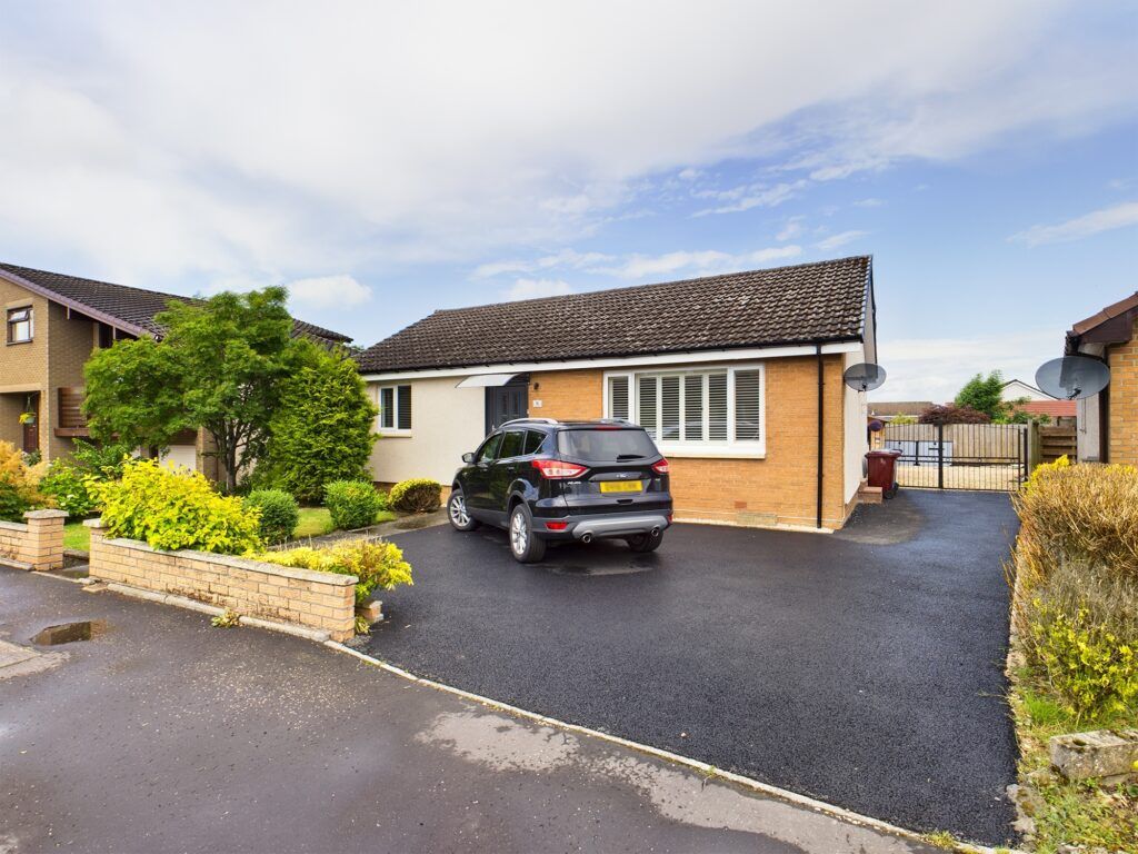 3 bed detached bungalow for sale in Braefoot Court, Law, Carluke ML8, £239,000