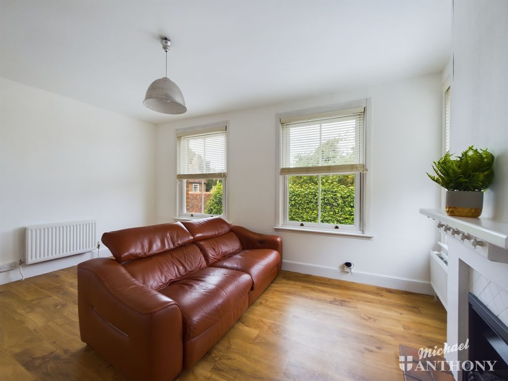 2 bed flat for sale in Granville Street, Aylesbury, Buckinghamshire HP20, £220,000