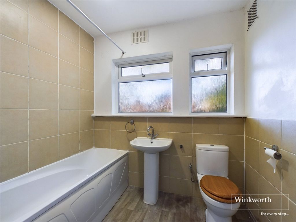 2 bed flat for sale in Haydon Close, London NW9, £310,000