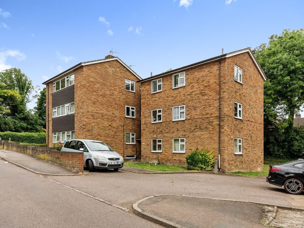 1 bed flat for sale in Icknield Walk, Royston SG8, £190,000