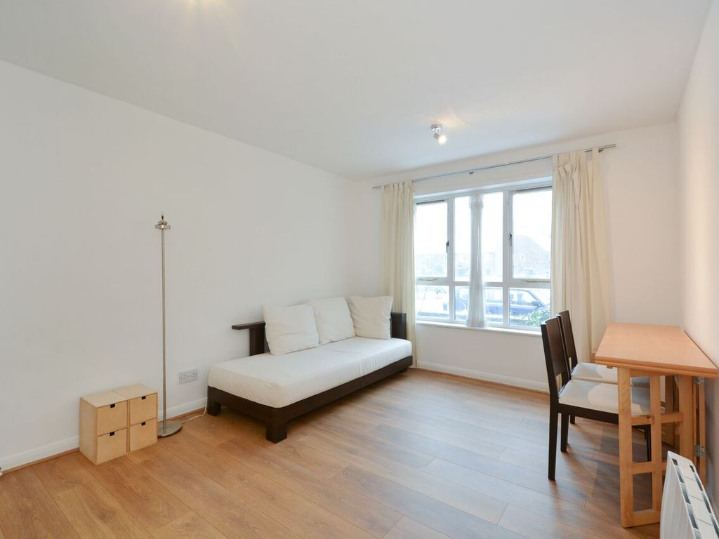 1 bed flat for sale in Baltic Court, Archangel Street SE16, £325,000