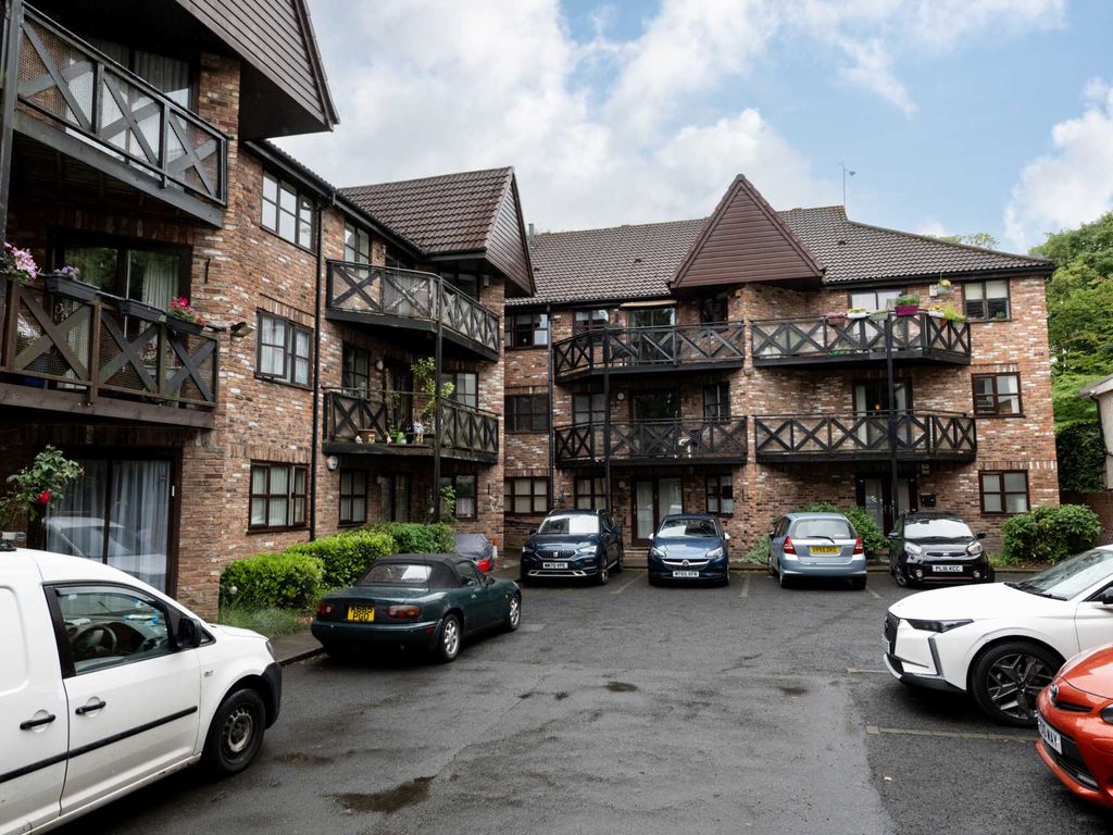 2 bed flat for sale in Tower Grange, Salford M7, £150,000