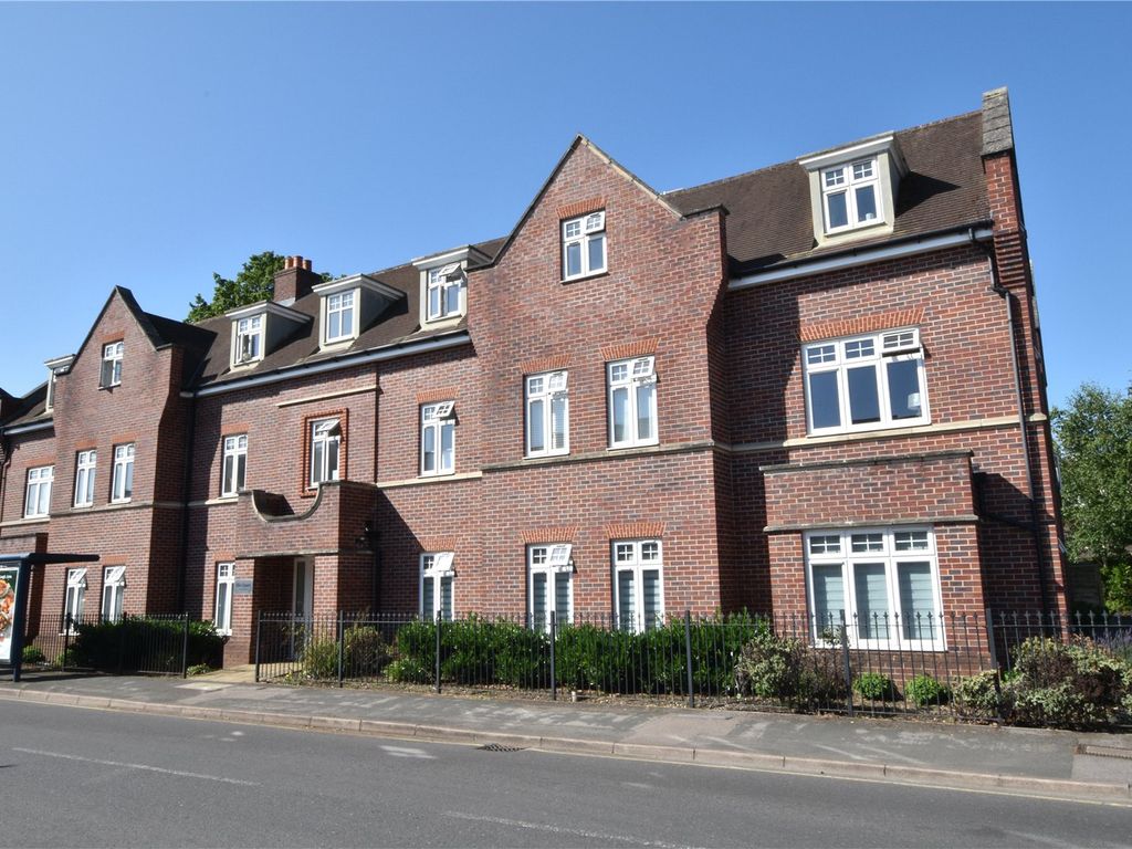 2 bed flat for sale in High Road, Byfleet KT14, £315,000