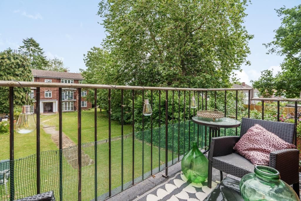 1 bed flat for sale in Windsor, Berkshire SL4, £250,000