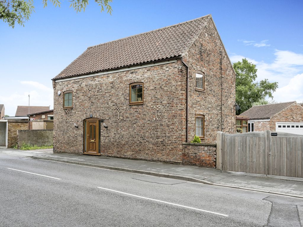 2 bed barn conversion for sale in Main Street, Hatfield Woodhouse DN7, £260,000