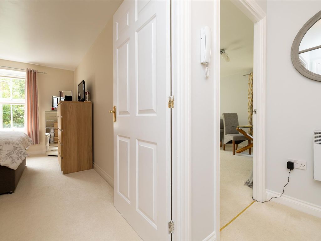 1 bed flat for sale in Romani Close, Warwick CV34, £160,000