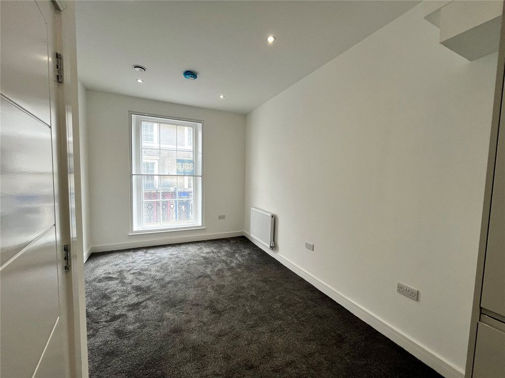 1 bed flat for sale in Harmer Street, Gravesend, Kent DA12, £160,000