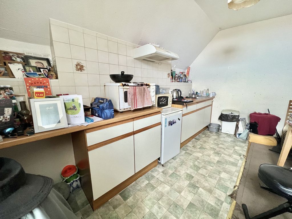 1 bed flat for sale in High Street, Ventnor PO38, £60,000