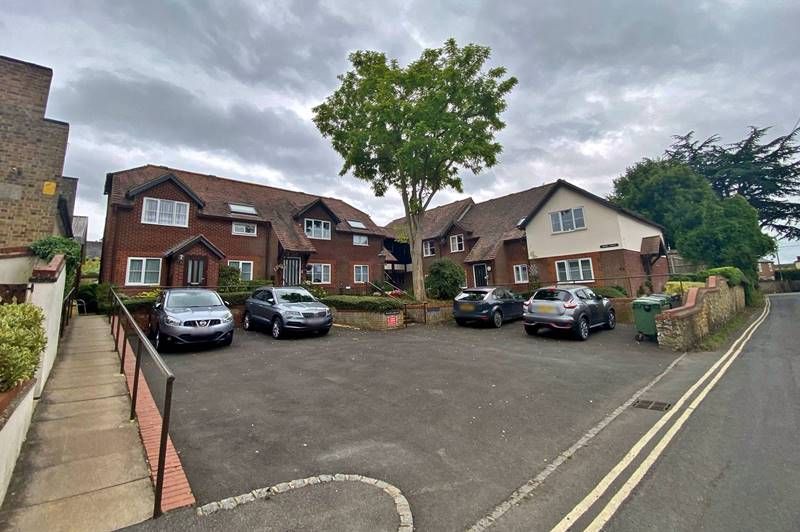 2 bed flat for sale in Rook Court, Rooks Lane, Thame OX9, £250,000