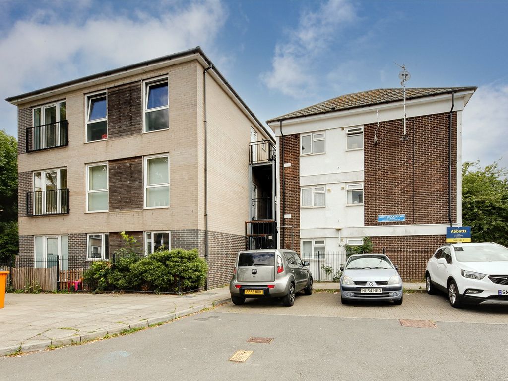 2 bed flat for sale in North Crockerford, Basildon, Essex SS16, £170,000