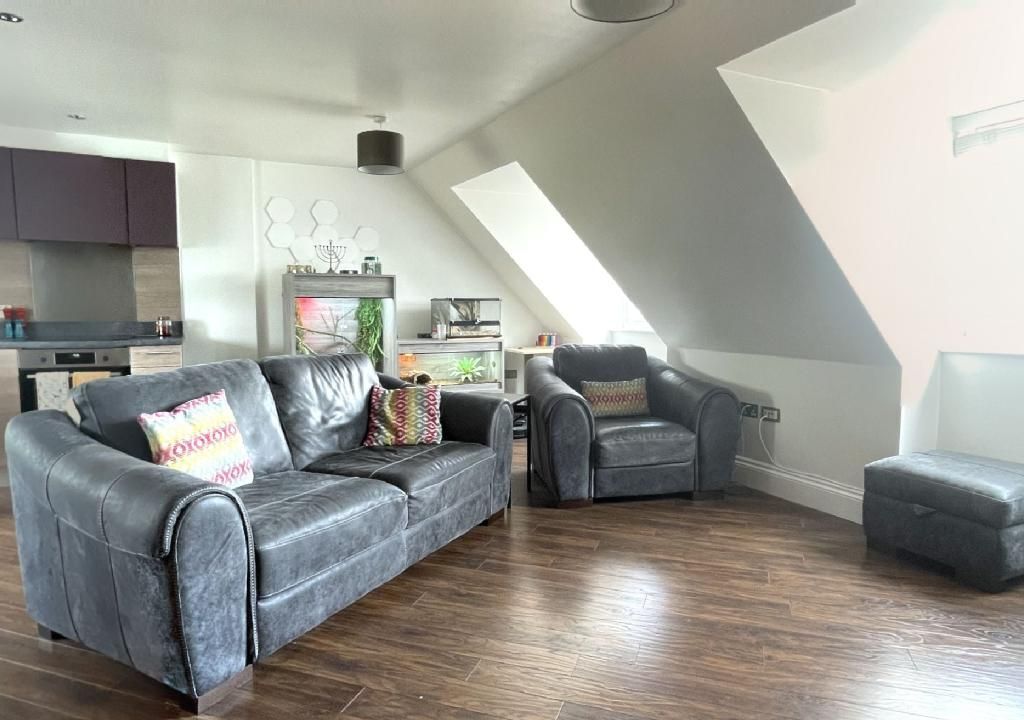 2 bed flat for sale in Springfield Road, Chelmsford CM2, £225,000