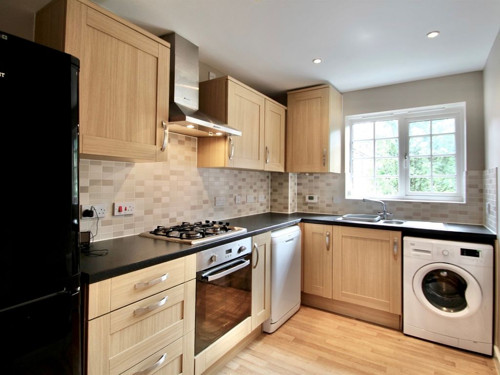 2 bed flat for sale in Wroughton Road, Wendover, Aylesbury HP22, £265,000