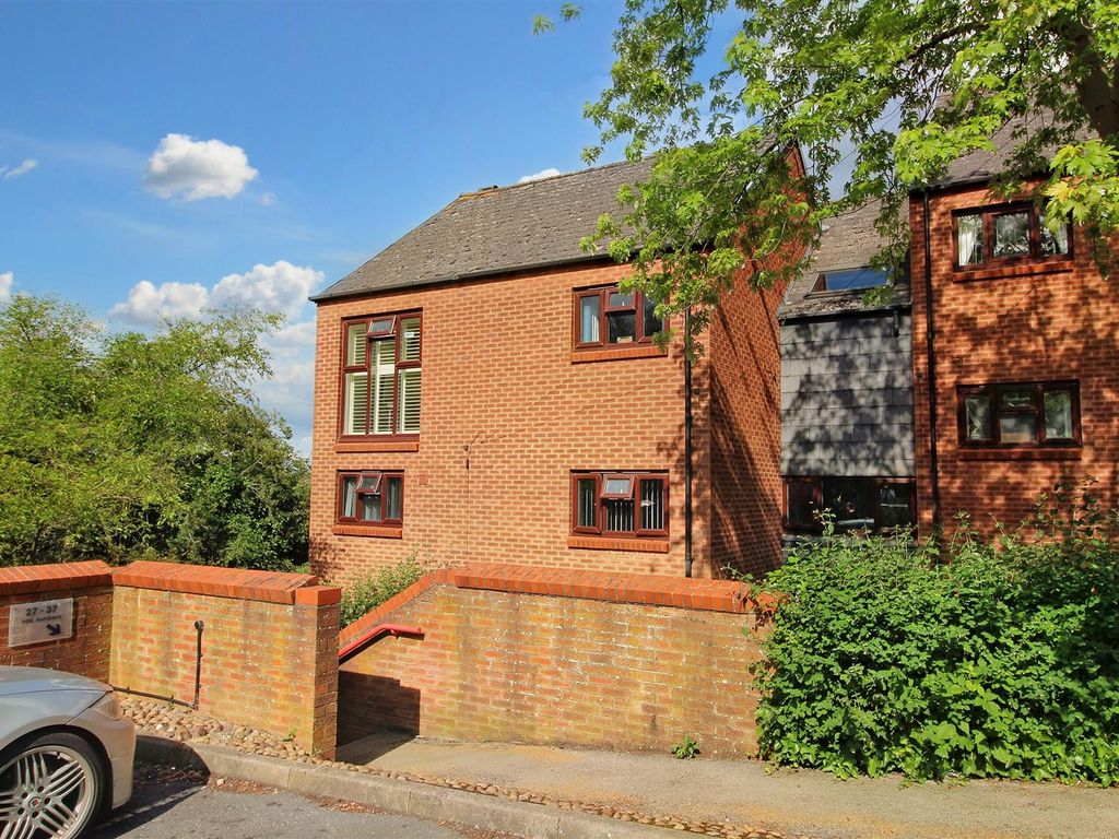 2 bed flat for sale in Hooton Road, Carlton, Nottingham NG4, £100,000