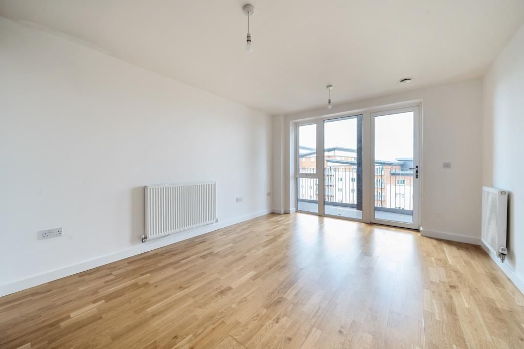 1 bed flat for sale in Slough, Berkshire SL1, £220,000