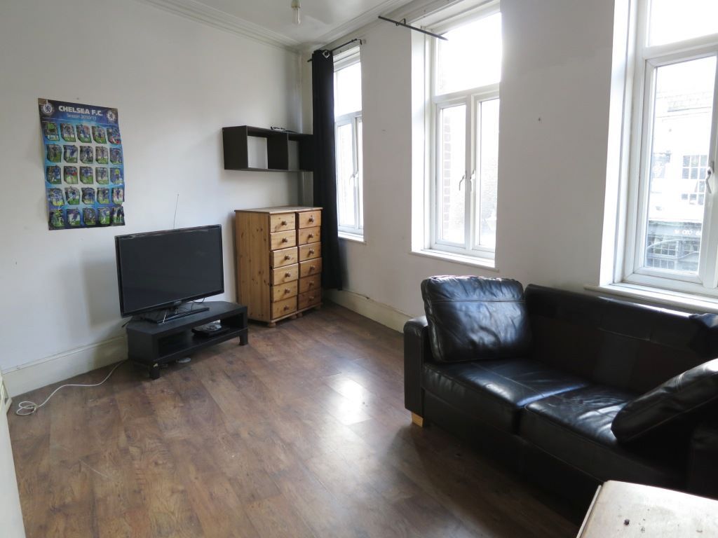 1 bed flat for sale in London Road, Twickenham TW1, £160,000