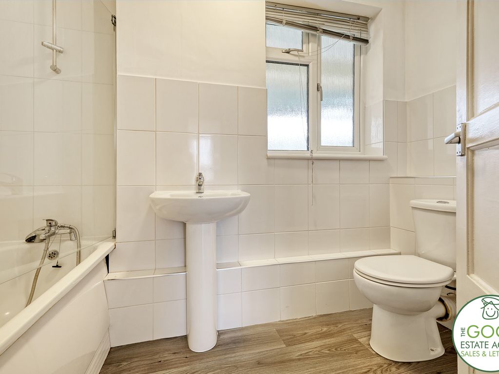 1 bed flat for sale in Chester Road, Loughton IG10, £250,000