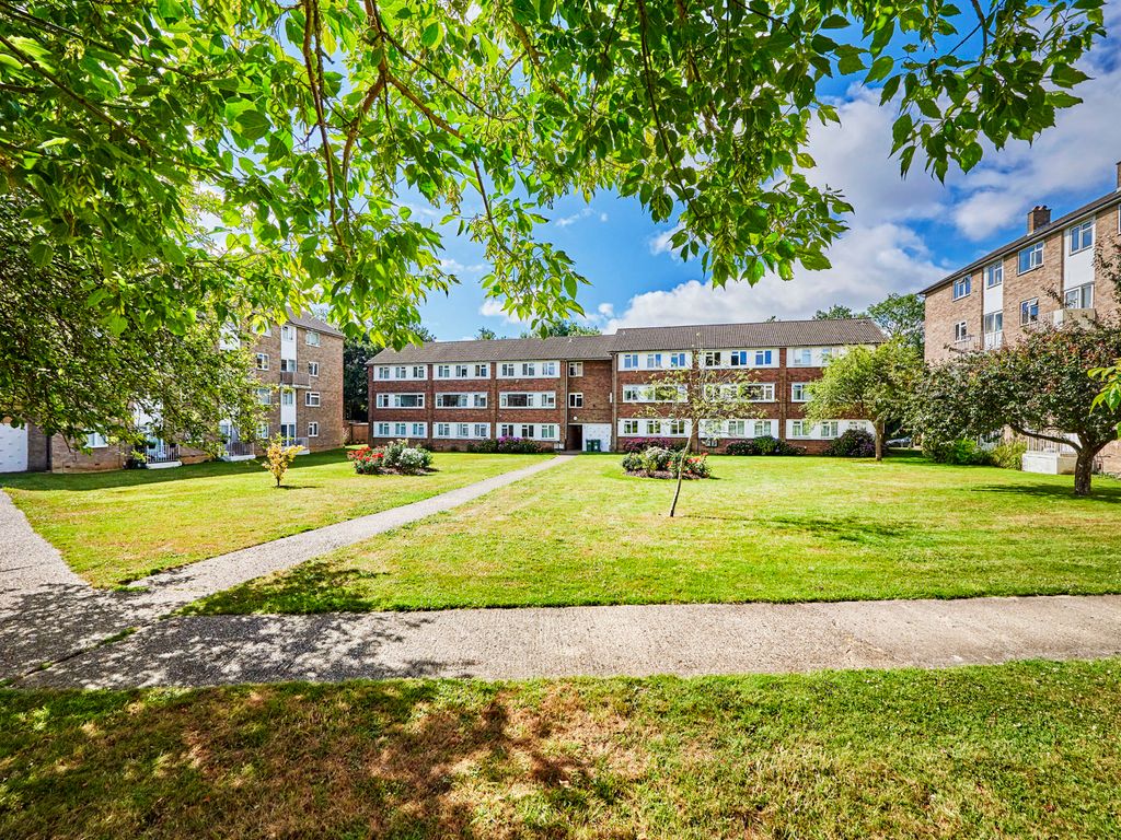 2 bed flat for sale in The Ridgeway, St. Albans, Hertfordshire AL4, £275,000