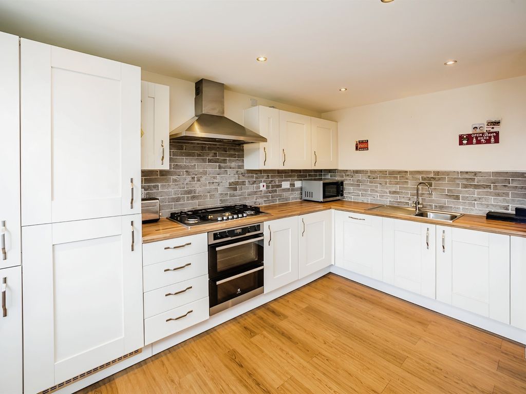 3 bed town house for sale in Admiral Way, Halifax HX2, £280,000