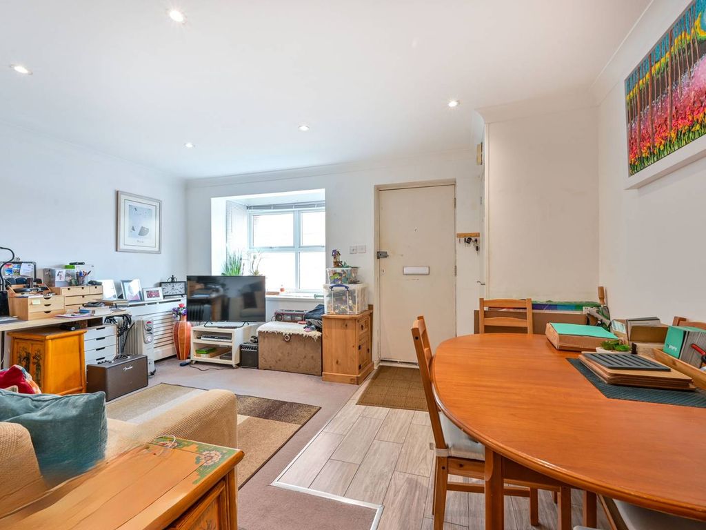 2 bed maisonette for sale in Josephs Road, Guildford GU1, £232,000