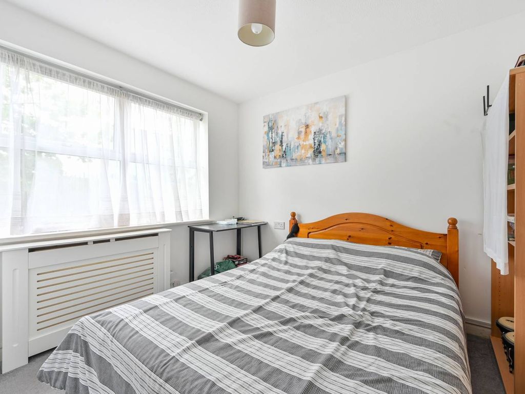 2 bed maisonette for sale in Josephs Road, Guildford GU1, £232,000