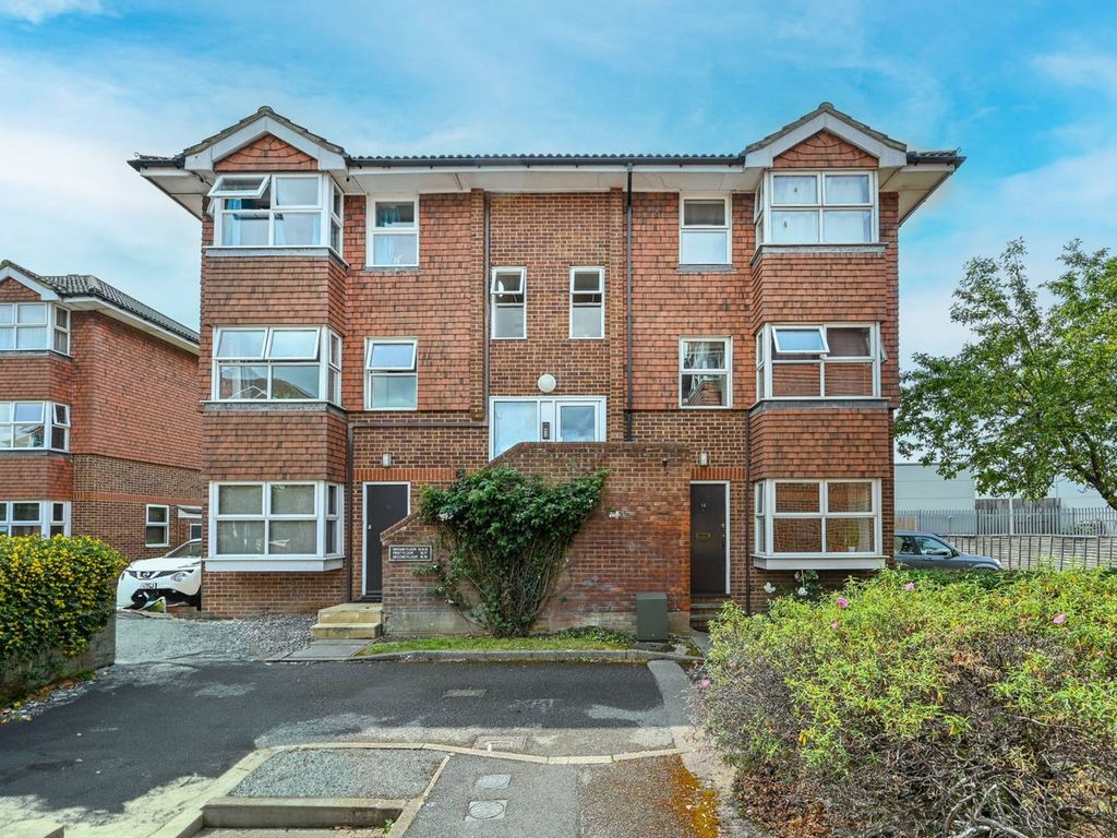 2 bed maisonette for sale in Josephs Road, Guildford GU1, £232,000