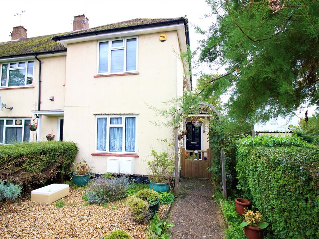2 bed maisonette for sale in The Hill, Old Harlow CM17, £295,000