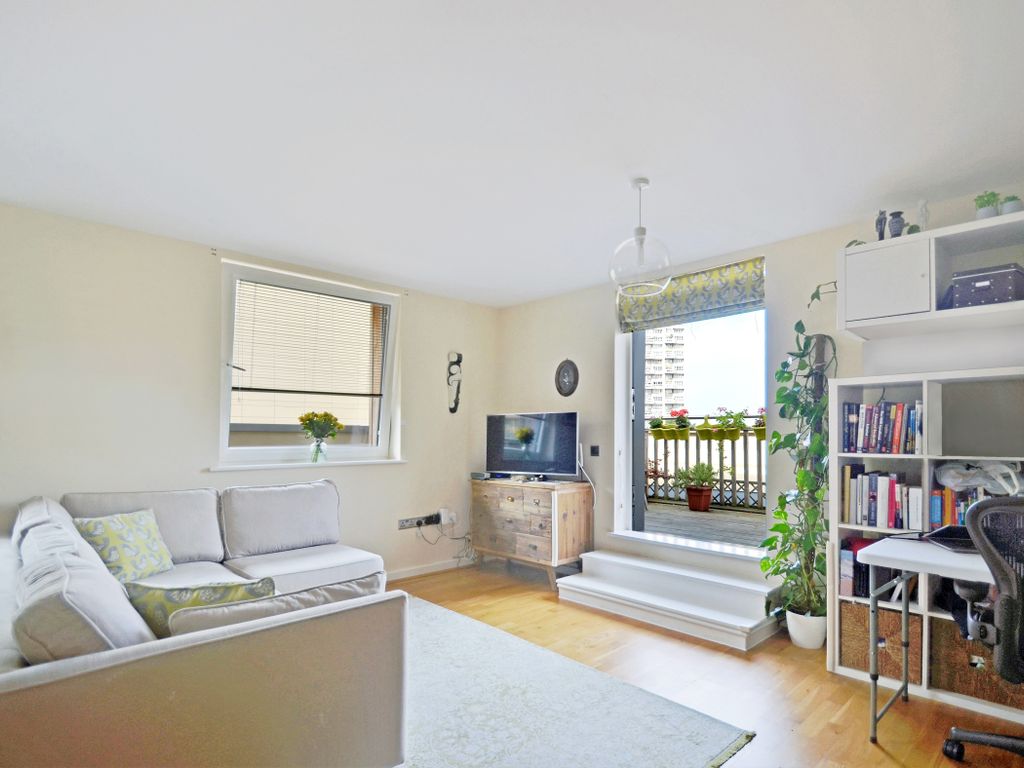 2 bed flat for sale in Oak Square, London SW9, £246,000