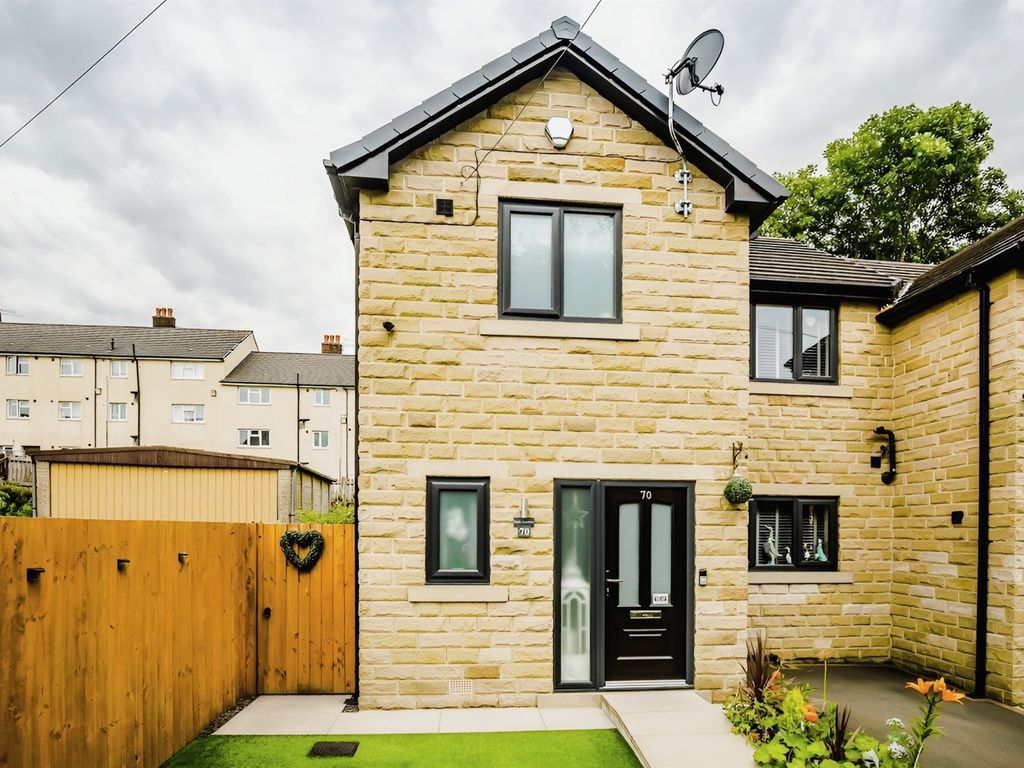 3 bed end terrace house for sale in Fern Street, Boothtown, Halifax HX3, £200,000
