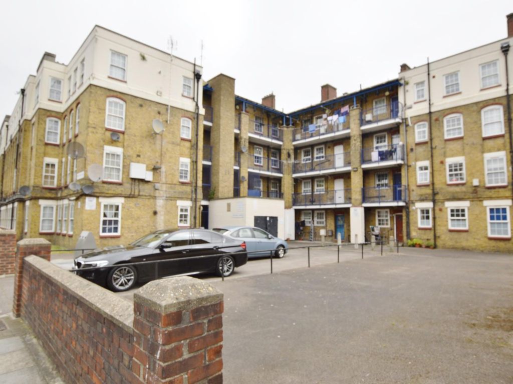 1 bed flat for sale in Watts Grove, London E3, £260,000