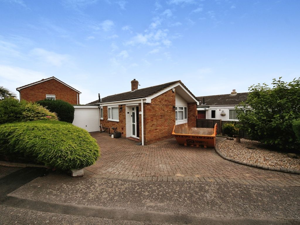 2 bed detached bungalow for sale in Gayland Avenue, Luton LU2, £300,000