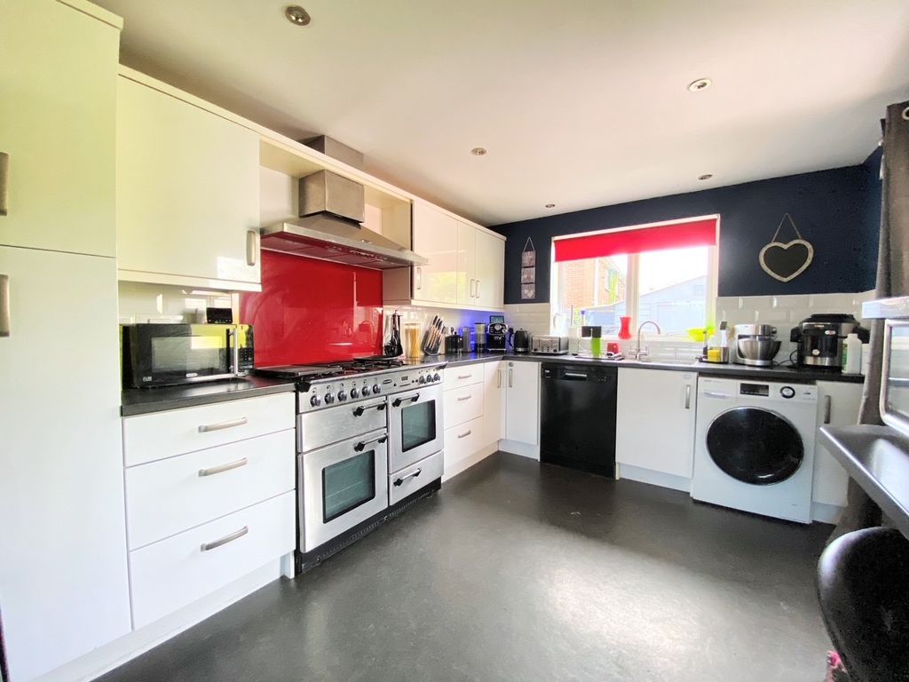 4 bed end terrace house for sale in Fen Road, Upper Marham, King