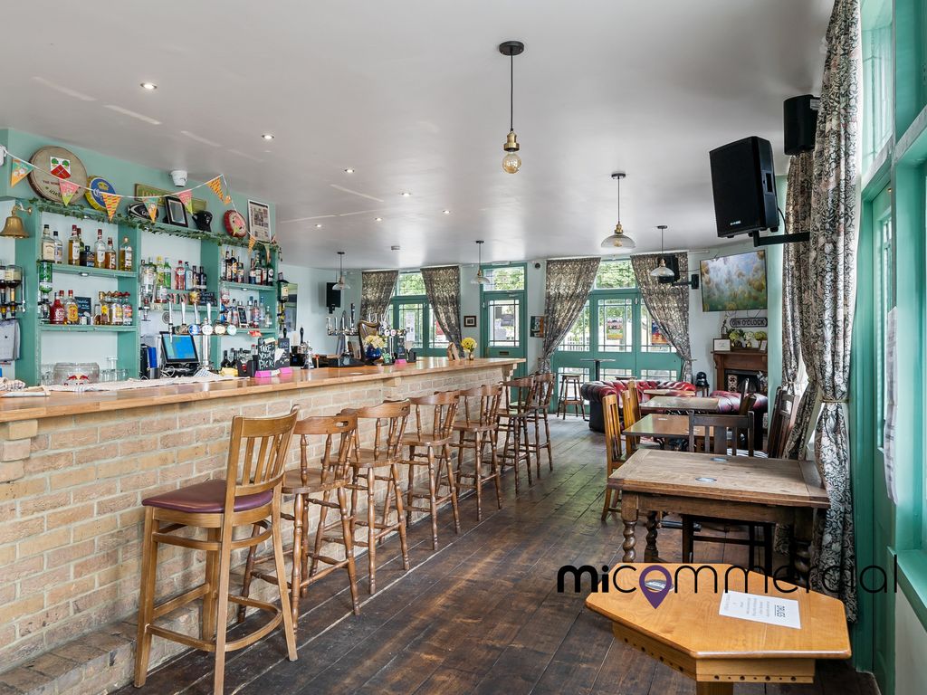 Pub/bar for sale in High Street, London N8, £120,000