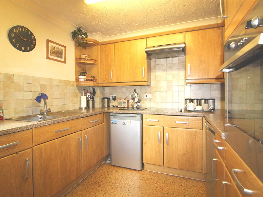 1 bed property for sale in Christchurch Lane, Barnet EN5, £250,000