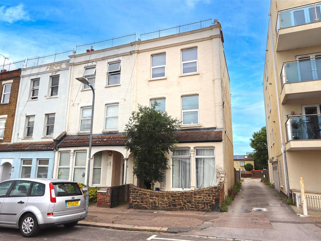 2 bed flat for sale in Camper Road, Southend-On-Sea SS1, £215,000