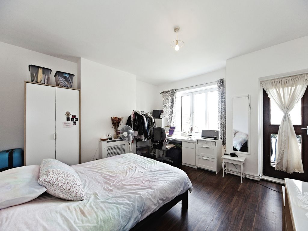 1 bed flat for sale in Elmington Estate, Camberwell, London SE5, £285,000