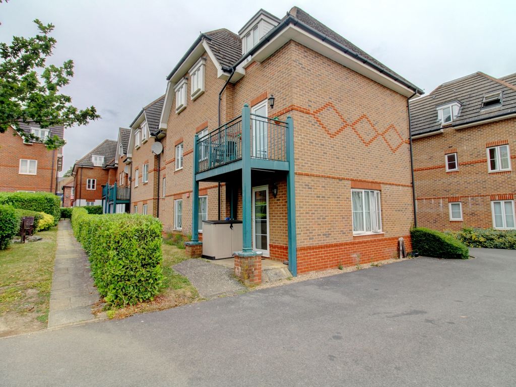 2 bed flat for sale in Tavistock Mews, High Wycombe HP12, £220,000