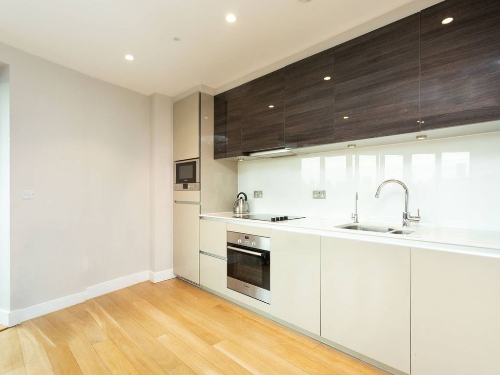 1 bed flat for sale in Barking Road, Canning Town, London E16, £325,000