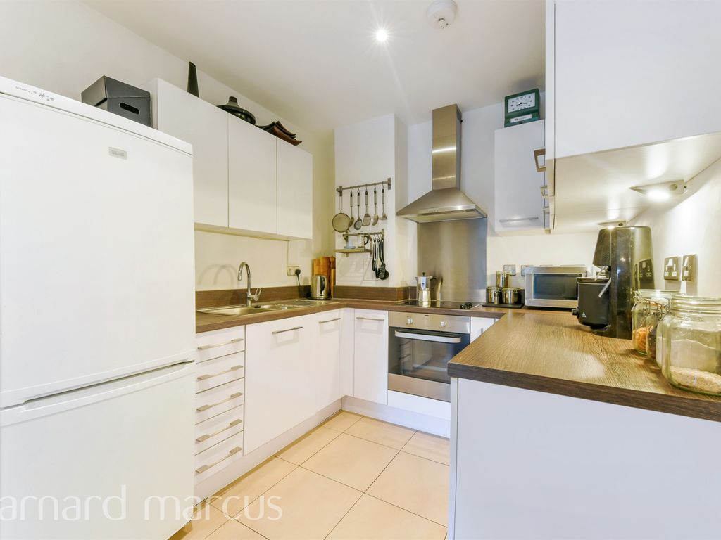 2 bed flat for sale in Juniper Drive, London SW18, £210,000