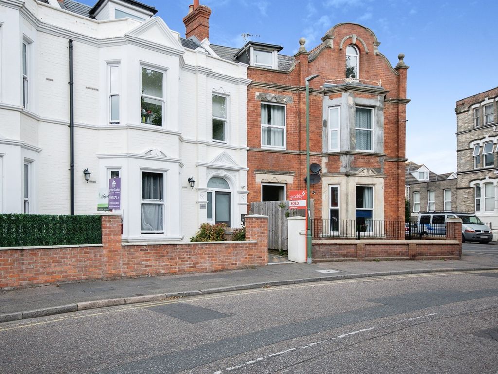 1 bed flat for sale in The Crescent, Boscombe, Bournemouth BH1, £150,000