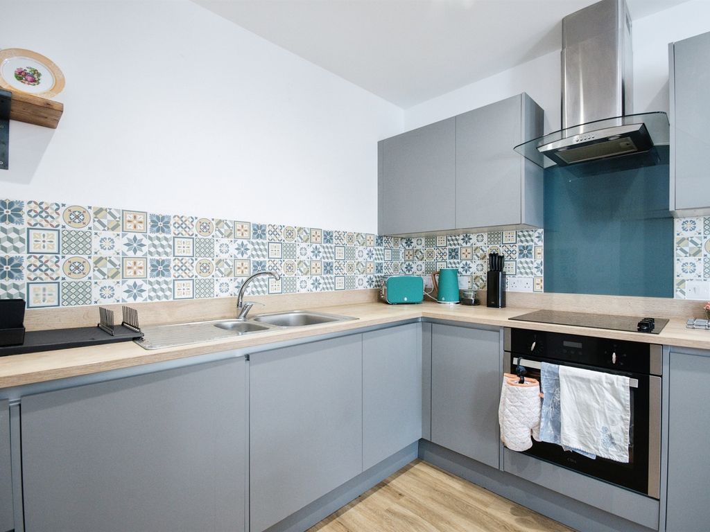 1 bed flat for sale in The Crescent, Boscombe, Bournemouth BH1, £150,000