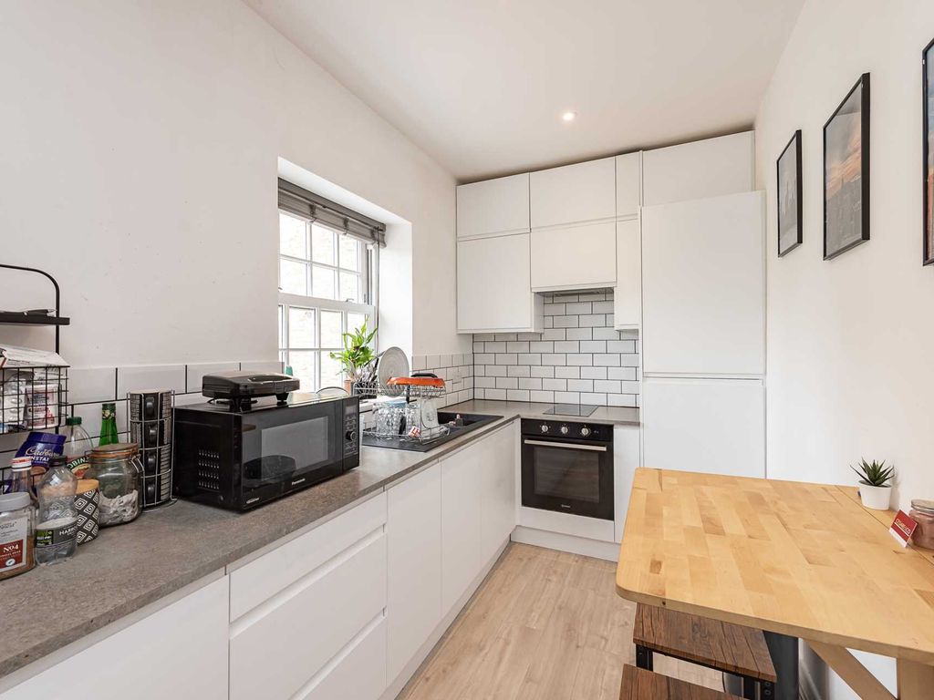 1 bed flat for sale in Royal Court, Tring Station HP23, £250,000