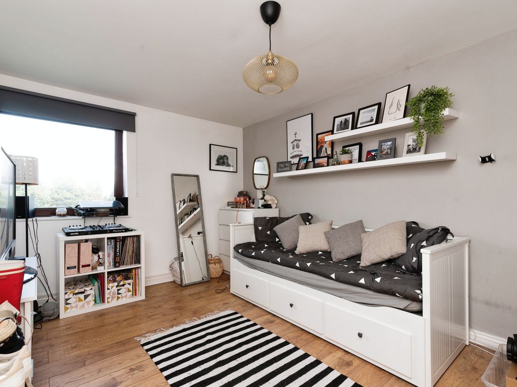 2 bed flat for sale in York Court, Schooner Way, Cardiff Bay CF10, £180,000