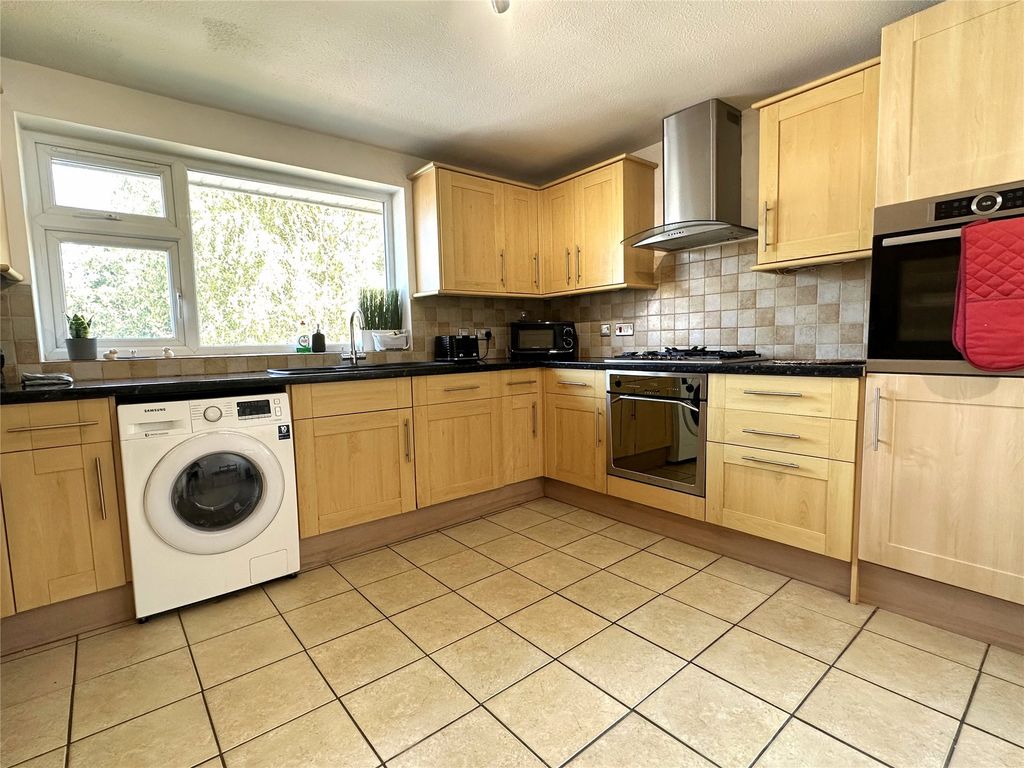 2 bed maisonette for sale in Stompits Road, Holyport, Maidenhead, Berkshire SL6, £270,000
